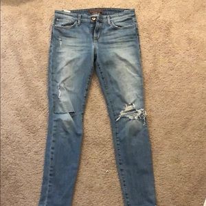 JOES light wash/distressed jeans!